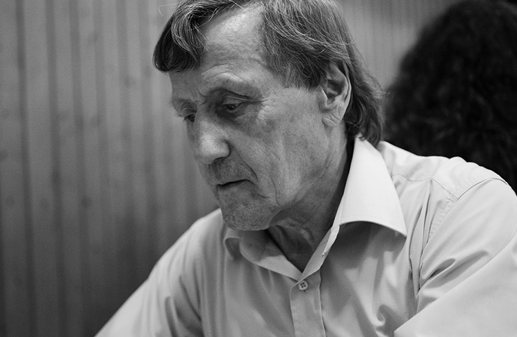 Das Foto zeigt ein Portrait von Stefan Stockinger in schwarz weiß.